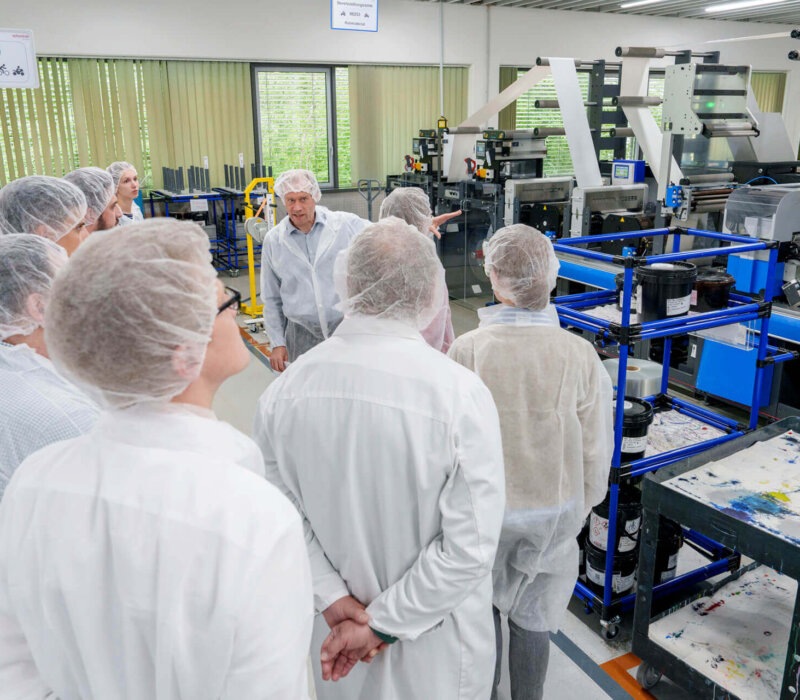 Dr. Thomas Gulden führt die Gäste durch die Produktion der Schreiner Group in Oberschleißheim.