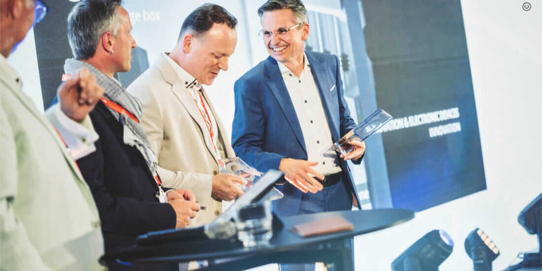 Dr. Jens Vor der Brüggen (rechts), Leiter Technologie- und Innovationsmanagement bei der Schreiner Group, nahm den Innovationspreis für die Smart Syringe Box entgegen.