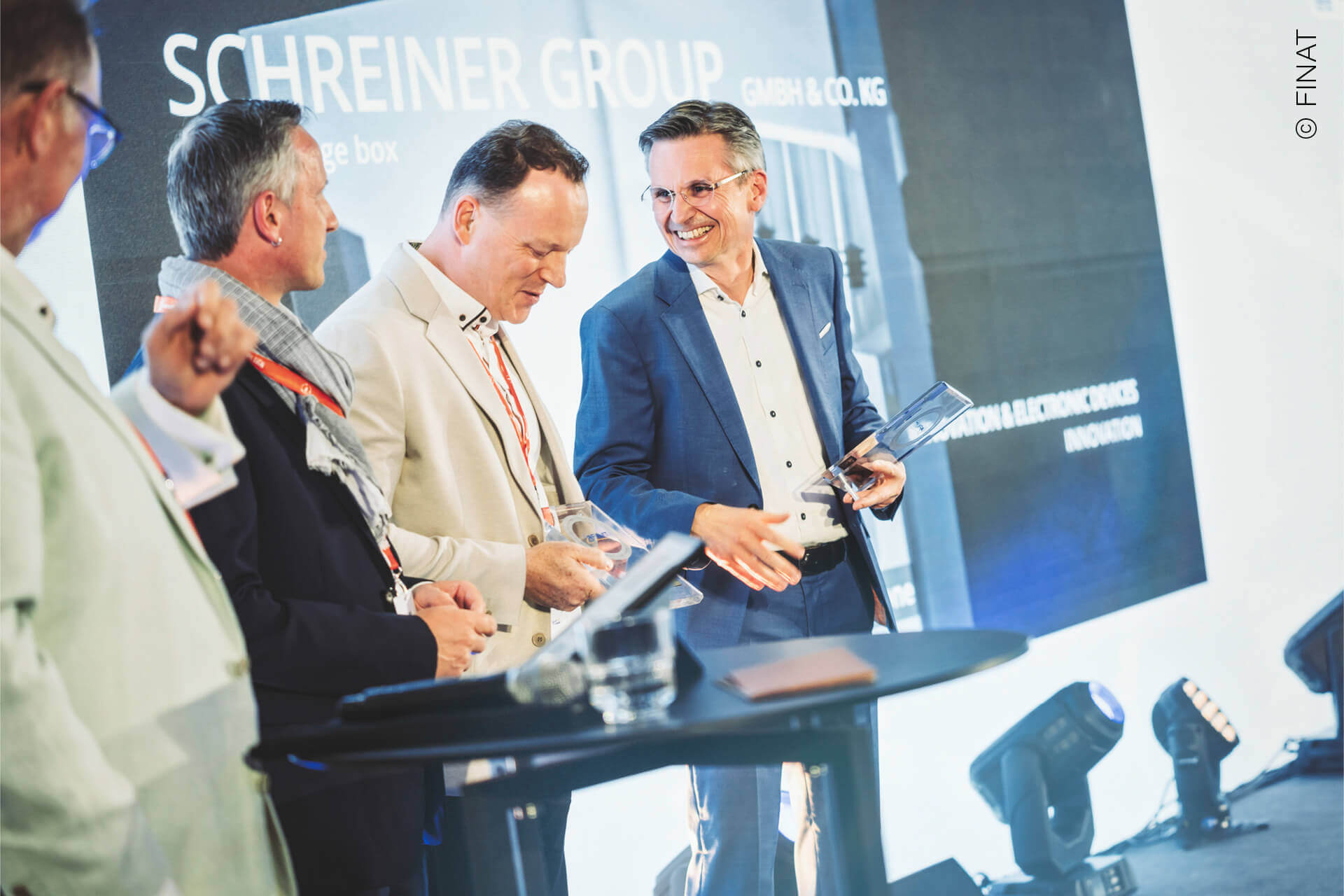 Dr. Jens Vor der Brüggen (right), Director Technology and Innovation Management at Schreiner Group, accepted the Innovation Award for the Smart Syringe Box at the FINAT Awards Ceremony held during the European Label Forum (ELF).