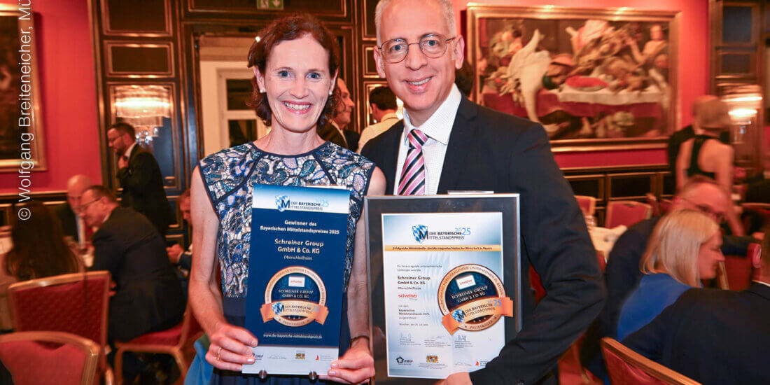 Spitzenleistung: Mittelstandspreis geht an Schreiner Group Geschäftsführer Roland Schreiner und seine Assistentin Kathrin Schafmeister nahmen den Preis im Münchner Künstlerhaus feierlich entgegen.