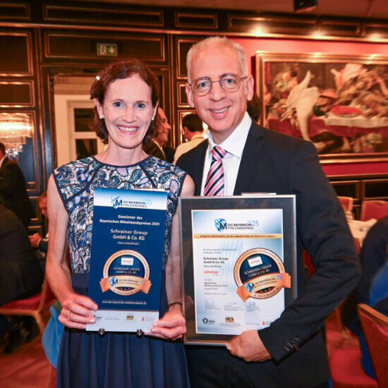 Geschäftsführer Roland Schreiner und seine Assistentin Kathrin Schafmeister nahmen den Preis im Münchner Künstlerhaus feierlich entgegen.