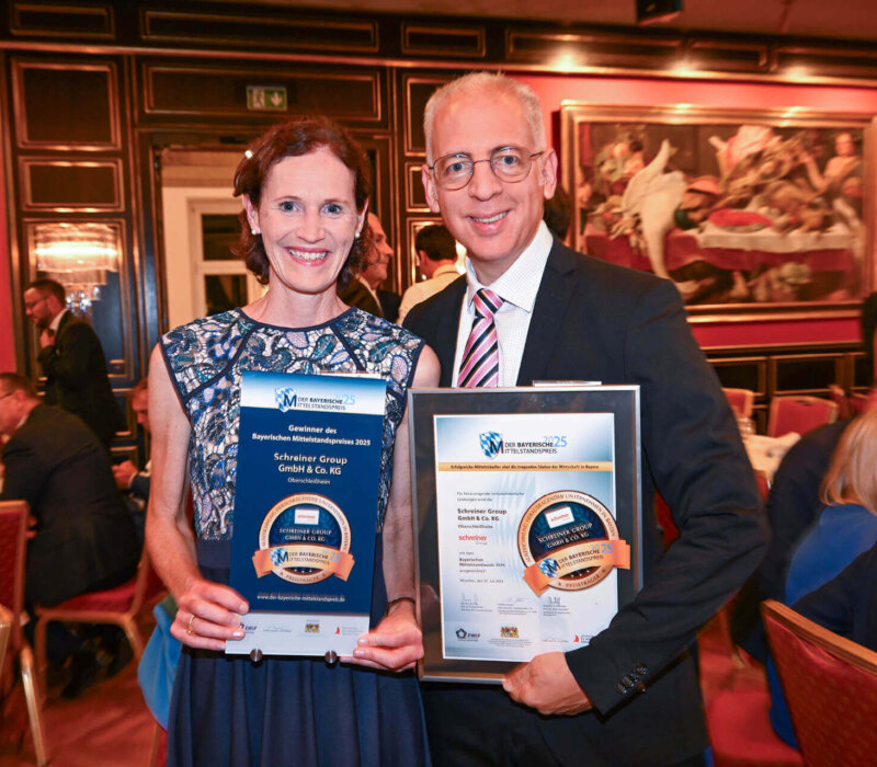 Geschäftsführer Roland Schreiner und seine Assistentin Kathrin Schafmeister nahmen den Preis im Münchner Künstlerhaus feierlich entgegen.