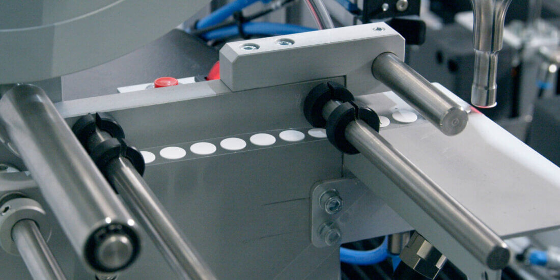 Die vorgestanzte Membran wird zuerst von der Sonotrode aufgenommen.