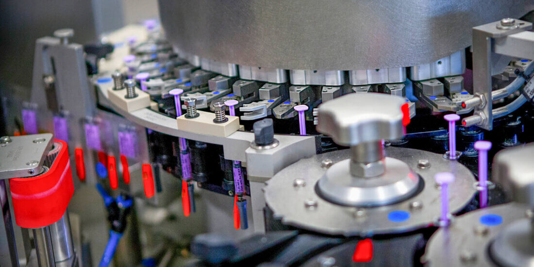 Needle-Trap: Weniger Material, mehr Effizienz Needle-Trap wird auf Rolle an den Pharmahersteller geliefert und kann in hoher Geschwindigkeit auf den üblichen Spendeanlagen auf vorgefüllte Spritzen appliziert werden.