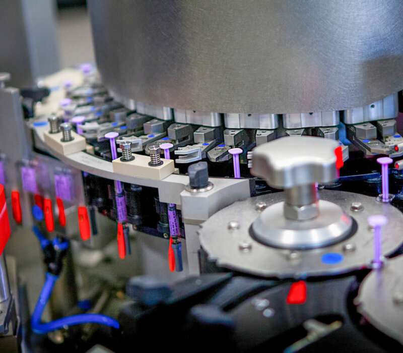 Needle-Trap wird auf Rolle an den Pharmahersteller geliefert und kann in hoher Geschwindigkeit auf den üblichen Spendeanlagen auf vorgefüllte Spritzen appliziert werden.