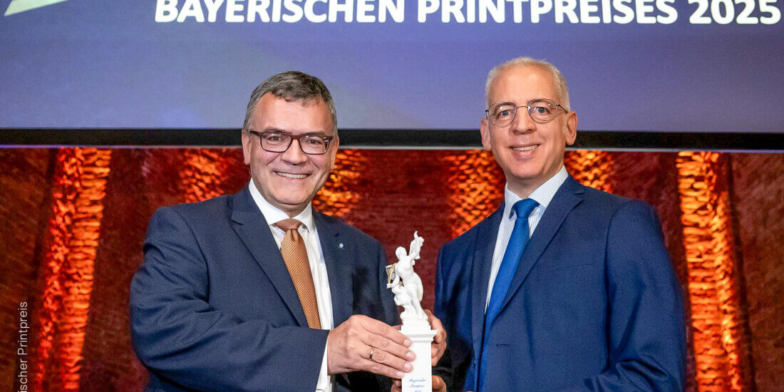 The Honorary Award of the Bavarian Minister President recognizes personalities that shape Bavaria as a printing location—this year it was presented by the Head of the Bavarian State Chancellery, Dr. Florian Hermann, to Roland Schreiner.
