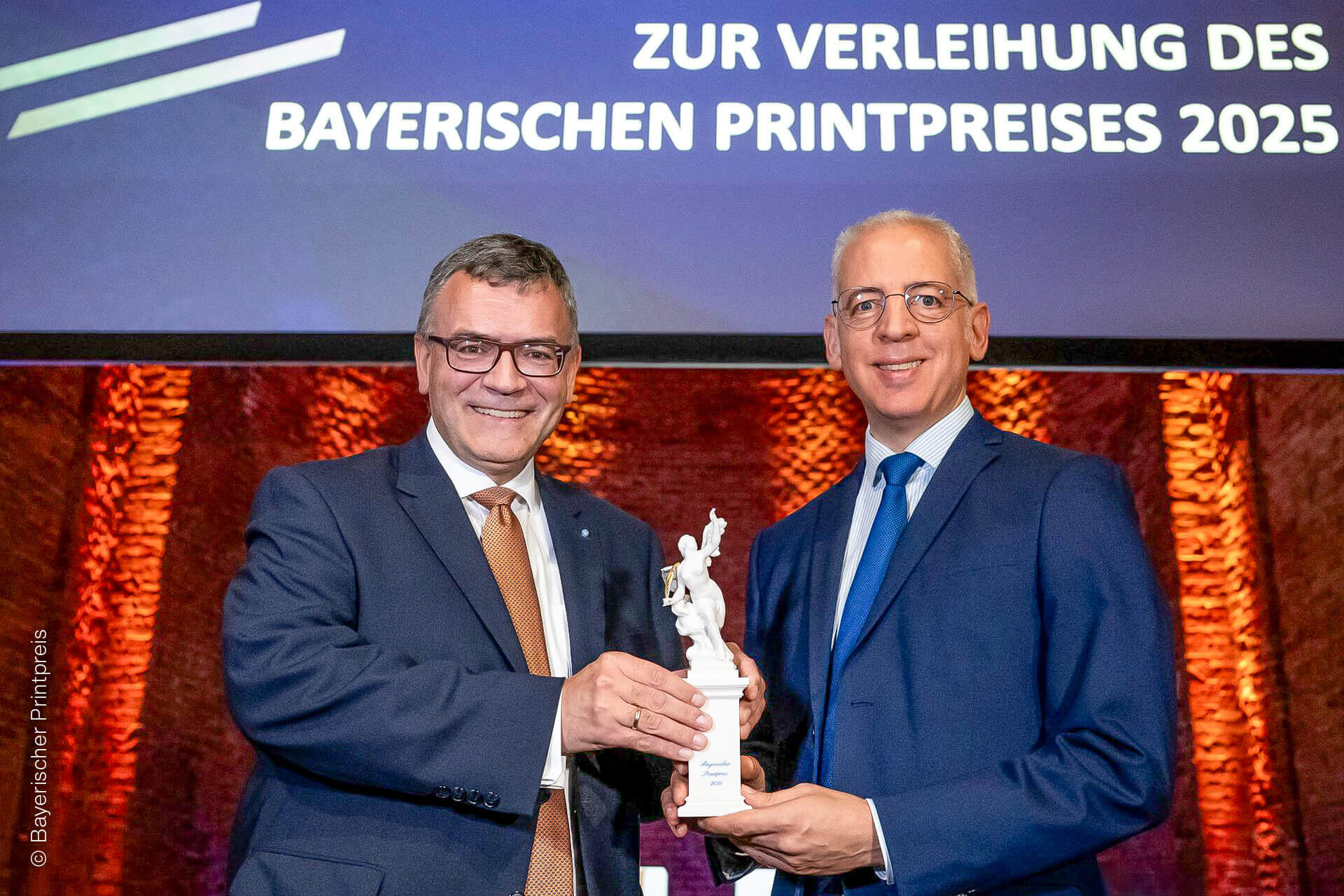 Der Ehrenpreis des Bayerischen Ministerpräsidenten zeichnet Persönlichkeiten aus, die den Printstandort Bayern prägen – in diesem Jahr wurde er vom Leiter der Bayerischen Staatskanzlei, Dr. Florian Hermann, an Roland Schreiner verliehen.