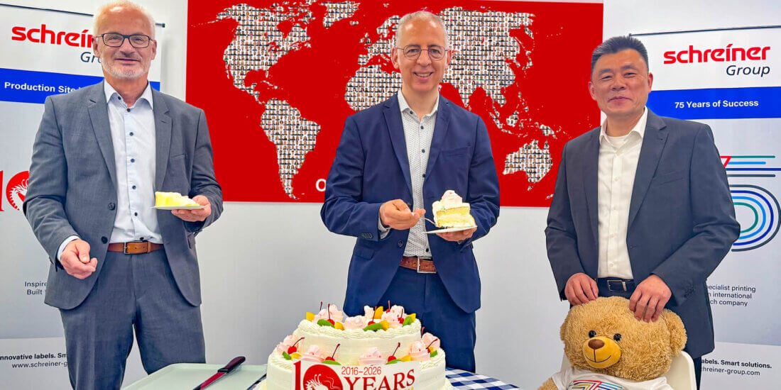 CEO Roland Schreiner (middle), Thomas Köberlein (left), President of Schreiner ProTech, and Jamie Long (right), General Manager of Schreiner Group (Shanghai) Company Ltd., cut the anniversary cake.