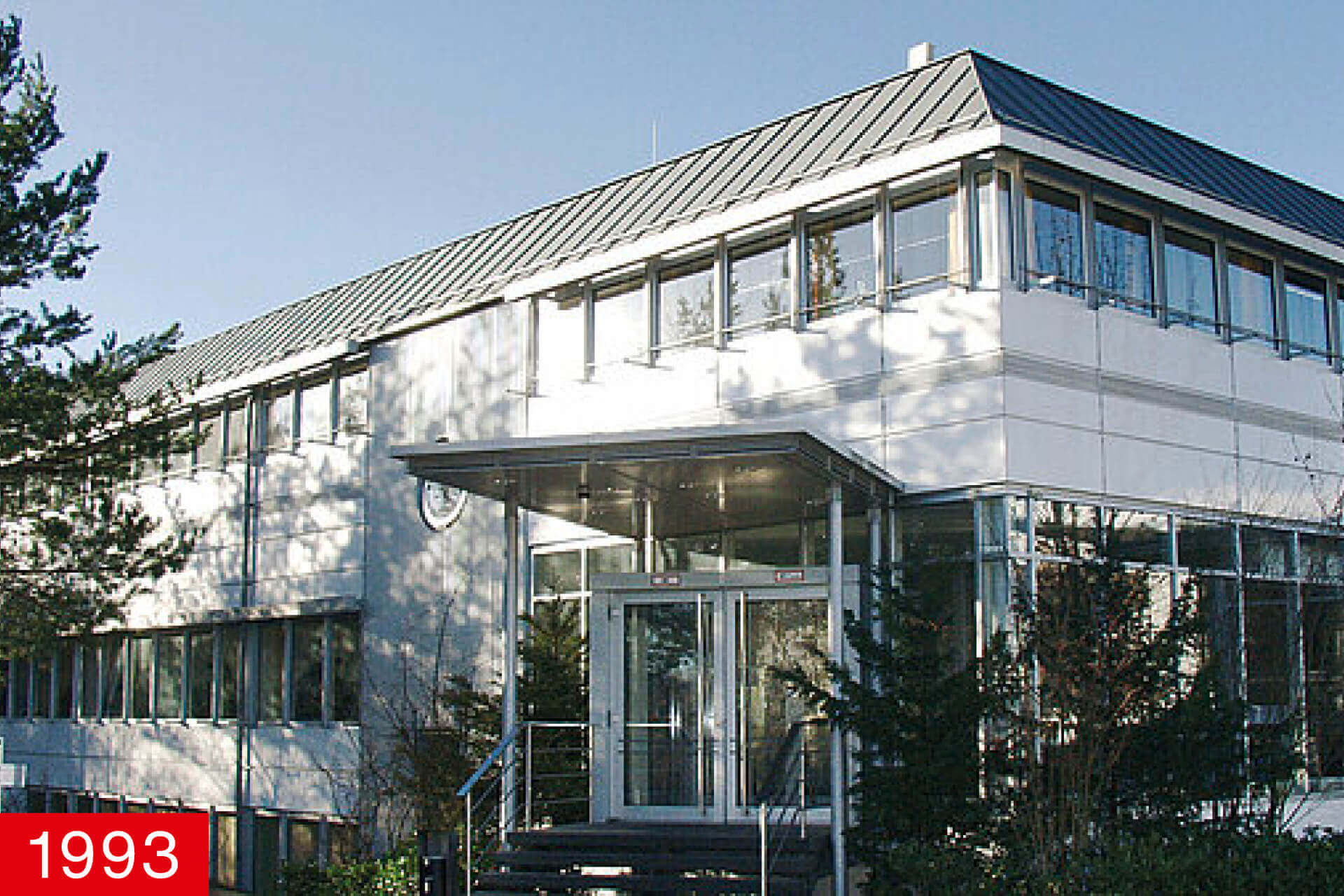 In 1993, Schreiner with its then 160 employees relocated to the current headquarters on Bruckmannring in Oberschleissheim—a strategic move for further growth.
