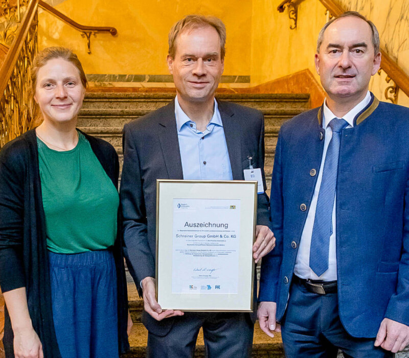 Dr. Thomas Gulden (Mitte) mit Dr.-Ing. Anna Gruber (l.), Geschäftsführerin der FfE und Wirtschaftsminister Hubert Aiwanger (r.) nach der Verleihung.