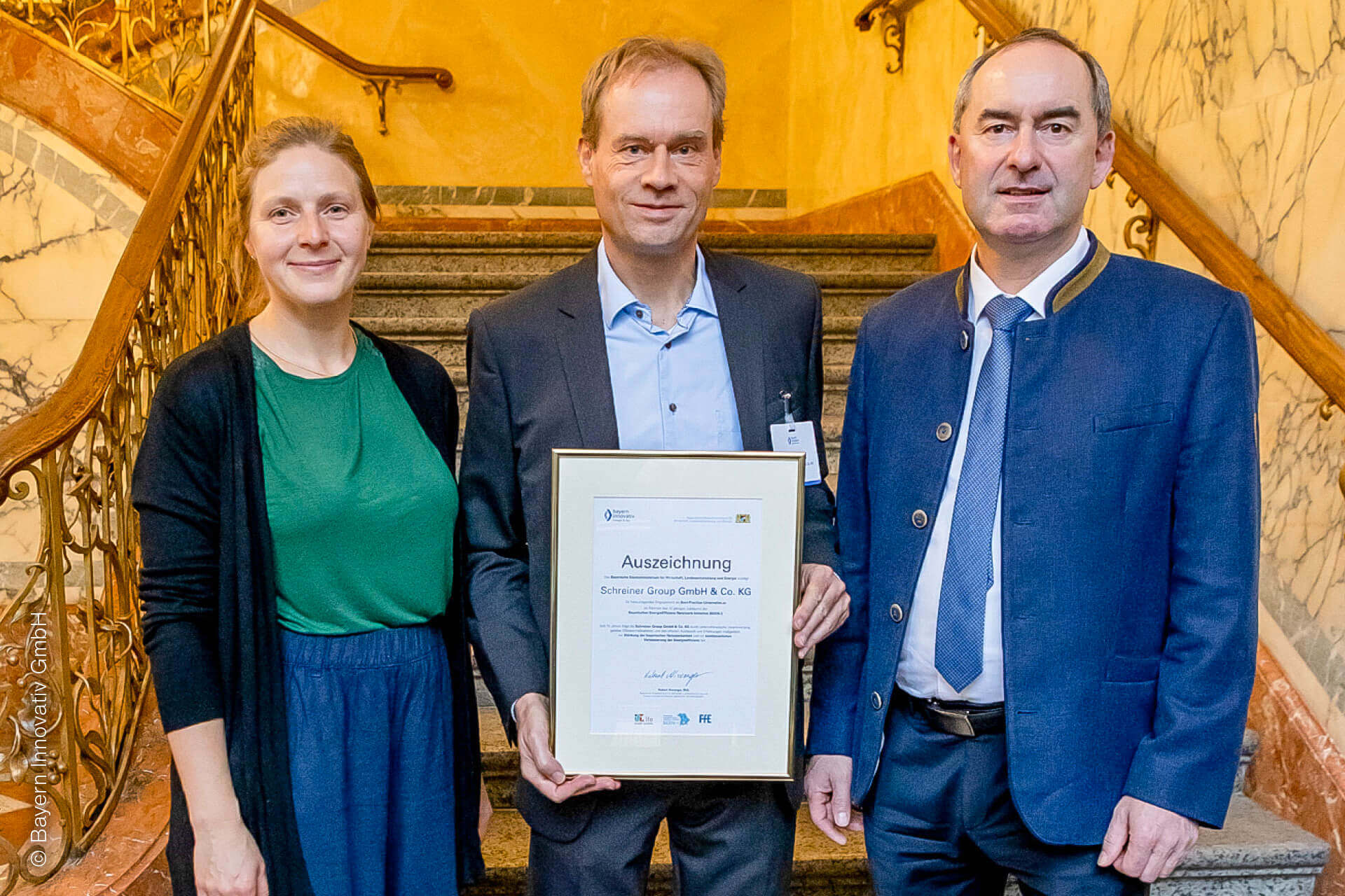 Dr. Thomas Gulden (Mitte) mit Dr.-Ing. Anna Gruber (l.), Geschäftsführerin der FfE und Wirtschaftsminister Hubert Aiwanger (r.) nach der Verleihung.