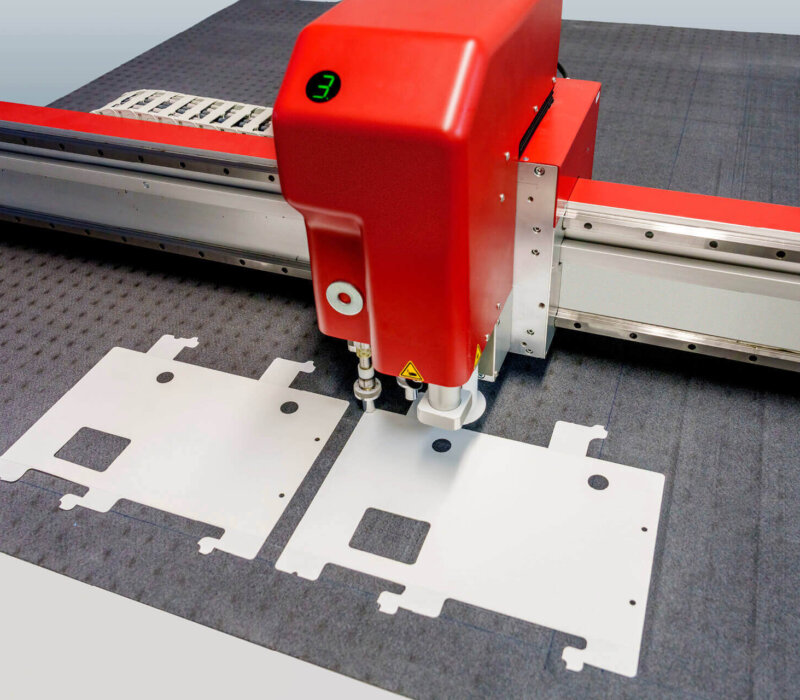 Cutting Plotter: The computer-controlled cutting plotter enables precision cutting of materials such as plastic films, papers, non-wovens, or foams. As a result, early development stages can be supported by fast and precise implementation of customer-specific designs.