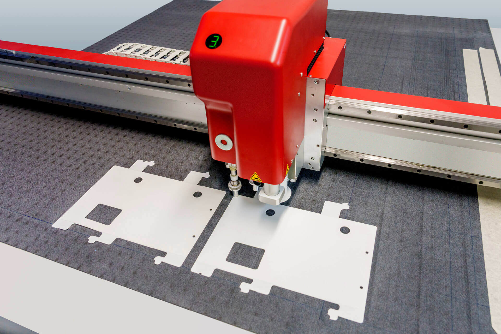 Cutting Plotter: The computer-controlled cutting plotter enables precision cutting of materials such as plastic films, papers, non-wovens, or foams. As a result, early development stages can be supported by fast and precise implementation of customer-specific designs.