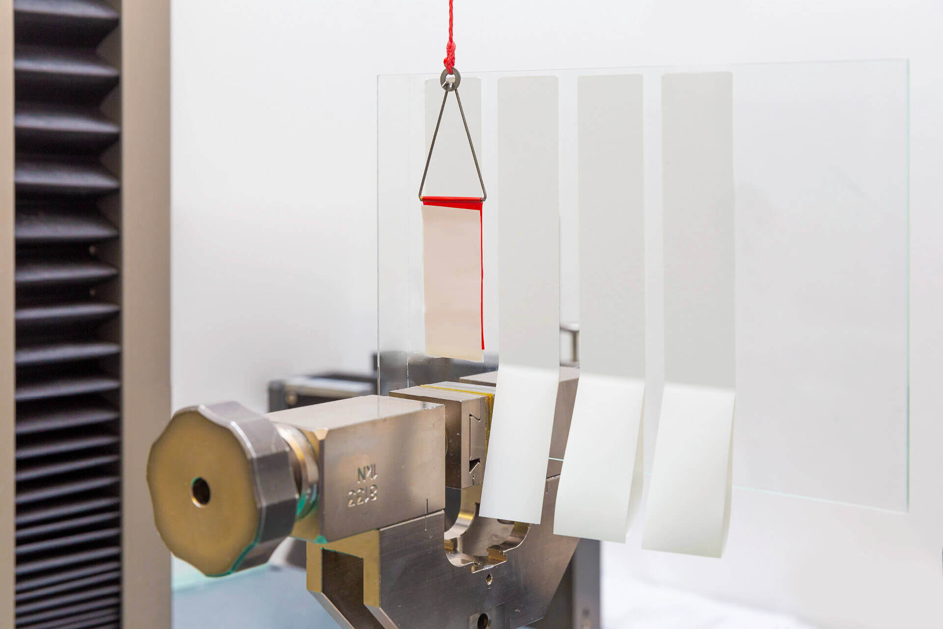 Klebkraftmessung: Durch die Klebkraftmessung wird das Haftvermögen von Klebstoffen auf unterschiedlichen Untergründen zuverlässig bestimmt. So liefert sie reproduzierbare Ergebnisse für die Materialqualifizierung und die Bewertung der mechanischen Belastbarkeit von Funktionsetiketten.