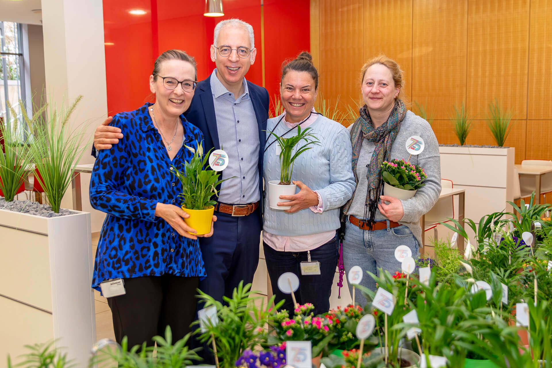 On Valentine’s Day, CEO Roland Schreiner presented all female employees with flowers—specifically featuring the anniversary design.