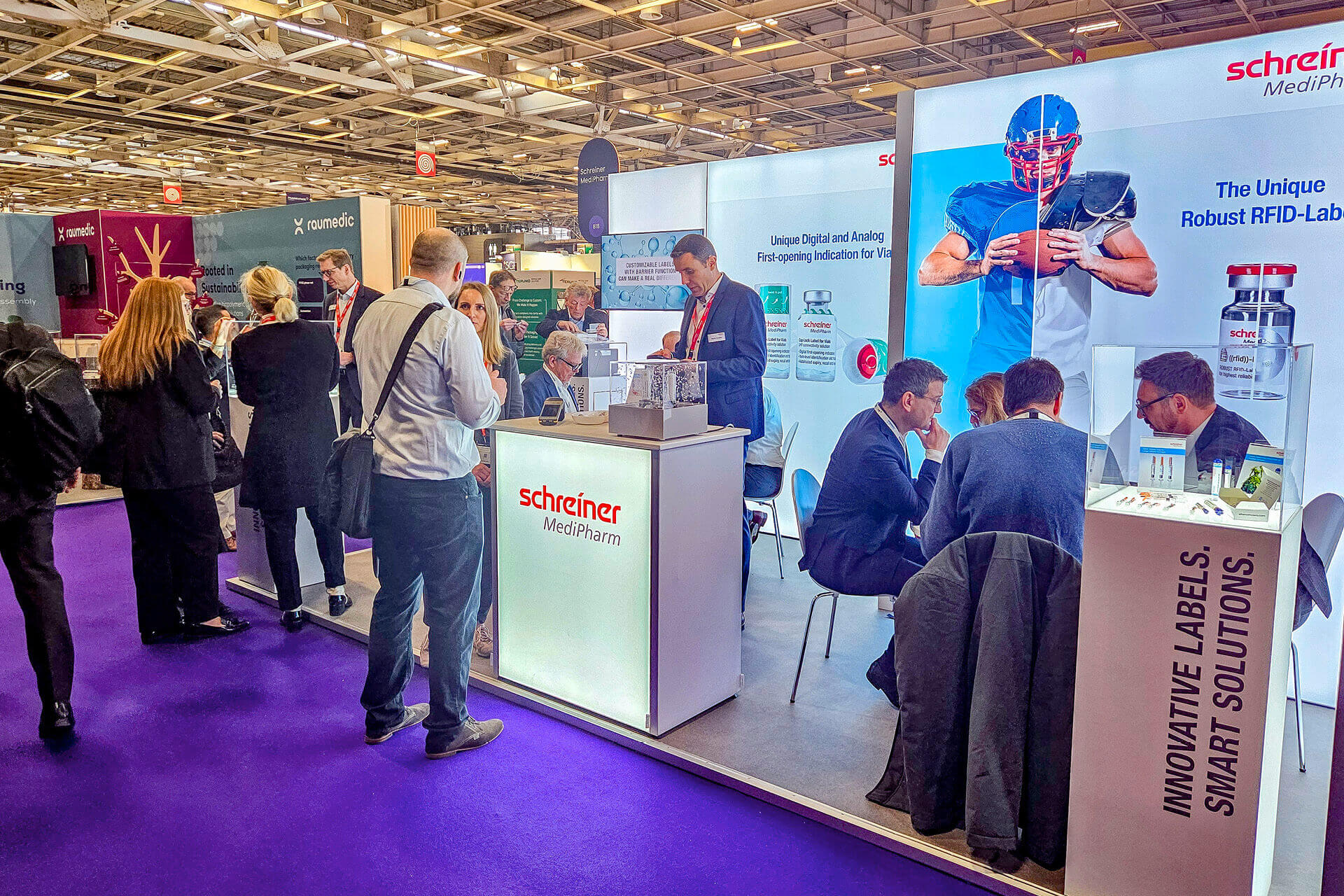 Großes Interesse auf der Pharmapack in Paris: Am Messestand von Schreiner MediPharm informierte sich das internationale Fachpublikum über die neue Cap-Lock Lösung für Vials.