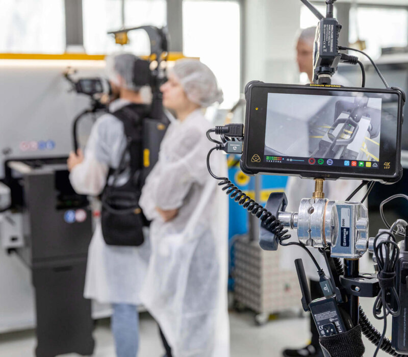 Hinter den Kulissen des neuen RFID-Imagevideos: Beim Dreh entstehen authentische Einblicke in die Expertise von Schreiner MediPharm rund um leistungsfähige Pharma-RFID-Lösungen.