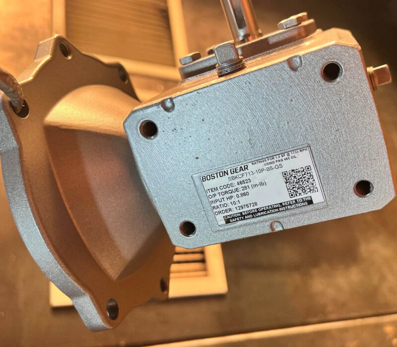 Whether in a cleaning process or utilization under harsh conditions: Boston Gear needed long-lasting product markings delivering reliable adhesion and readability.